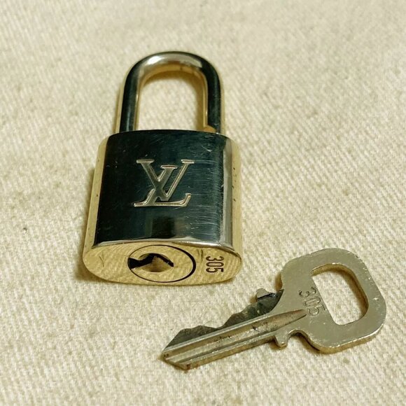 authenticity guaranteed LOUIS VUITTON LV 10 SET PADLOCK KEY CHARM - Picture 4 of 6